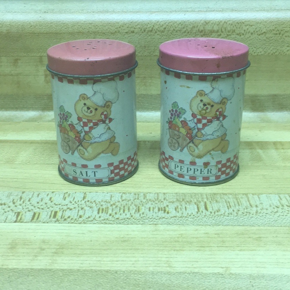 Vintage S&P shakers With Bear Print
